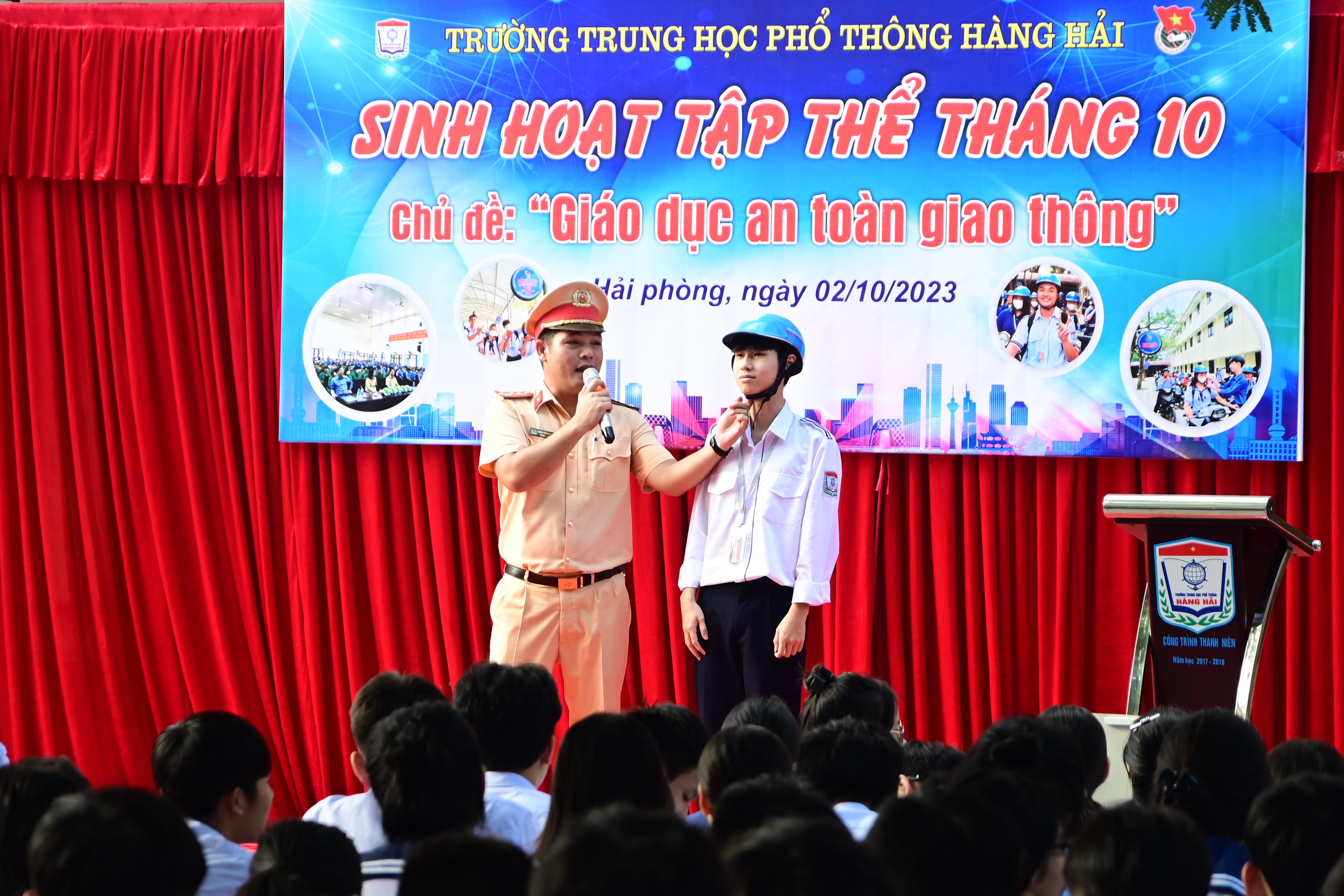 Phát 2.000 tờ rơi về trật tự an toàn giao thông tại 4 trường THPT